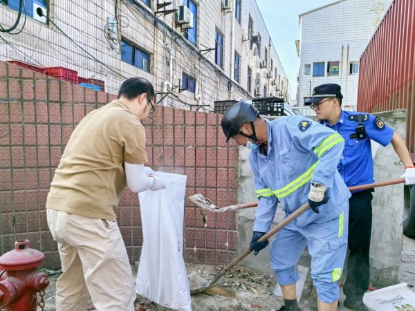 点搭网配资 垃圾堆变停车位，金山卫镇探索街区治理新路