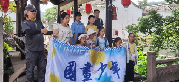 鑫配资官网 海派名家亲授，金山张堰古镇里，看萌娃“小画家”们玩转水墨